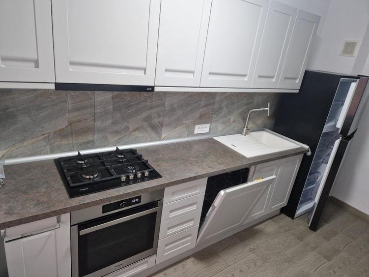 Apartament cu 3 camere semidecomandat, mobilat în Tei