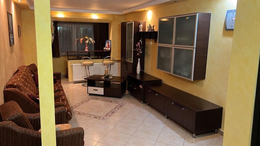 Apartament cu 3 camere decomandat în Central