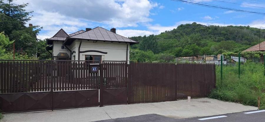 Casă cu 4 camere în Ștefănești