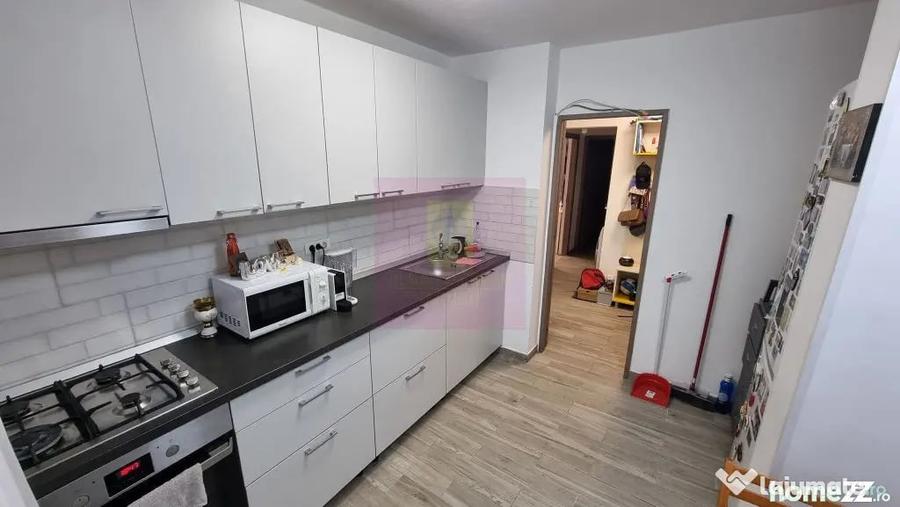 Apartament cu 3 camere decomandat în P-ța Reșița