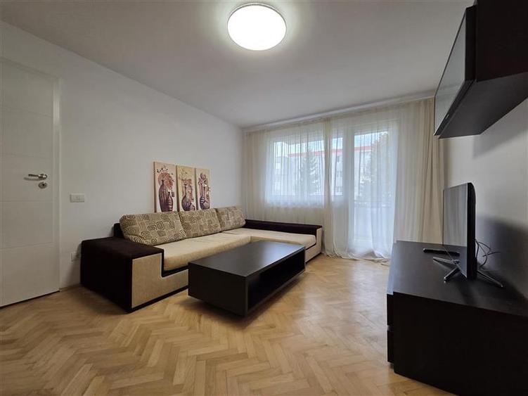 Apartament cu 3 camere semidecomandat, mobilat în Gării