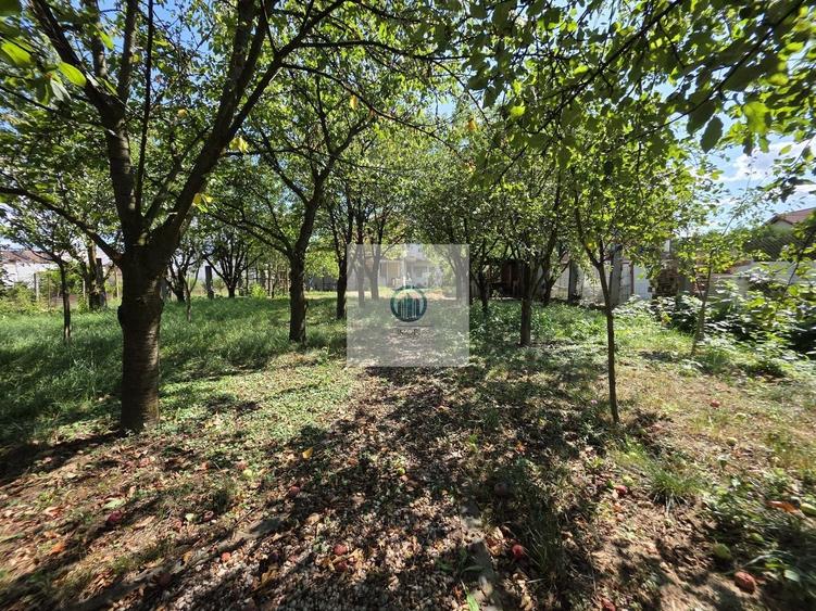 Casă cu 8 camere cu Canalizare în Central