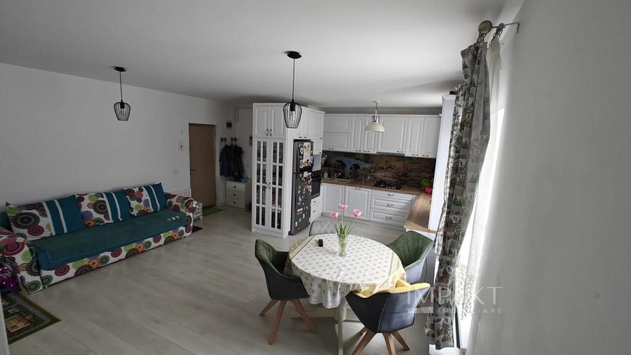 Apartament cu 3 camere semidecomandat în Europa