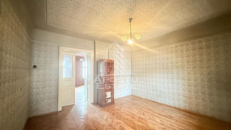 Apartament cu 3 camere semidecomandat în P-ța Maria