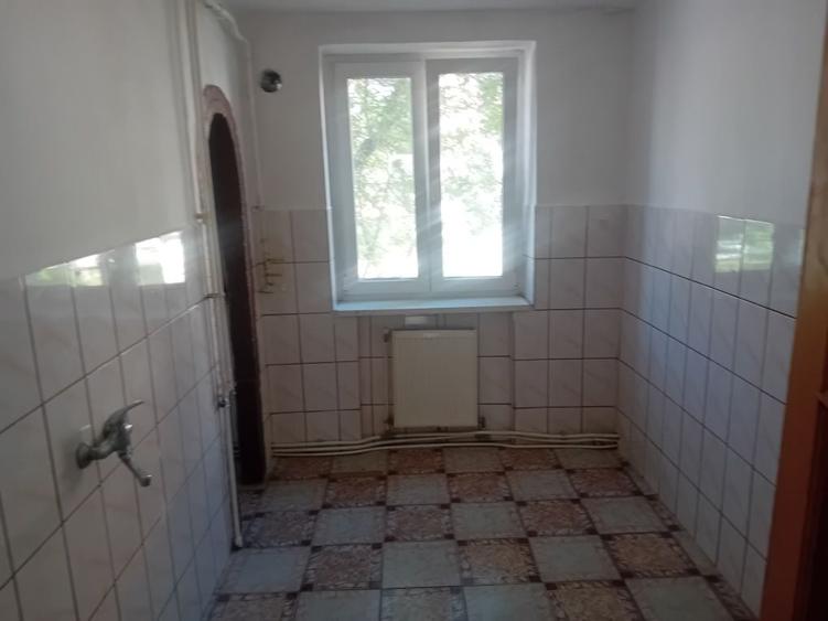 Apartament cu 3 camere decomandat în Calea Romanului