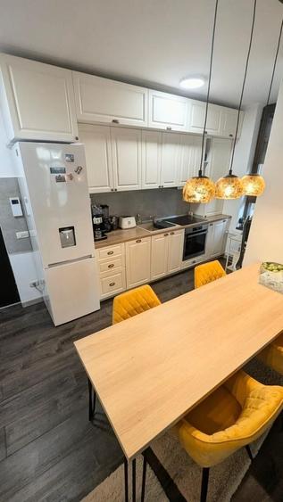 Apartament cu 3 camere decomandat, mobilat în Girocului
