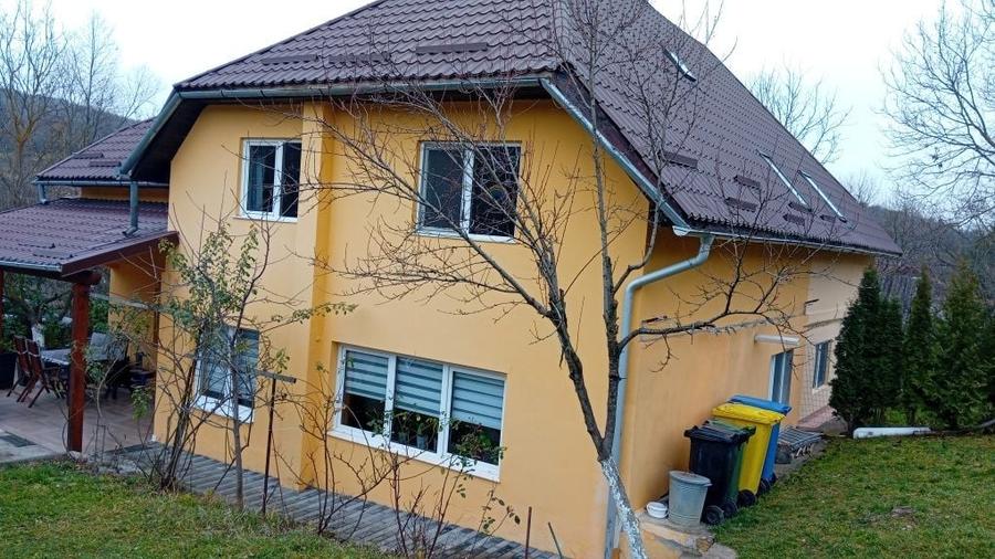 Casă cu 4 camere în Central