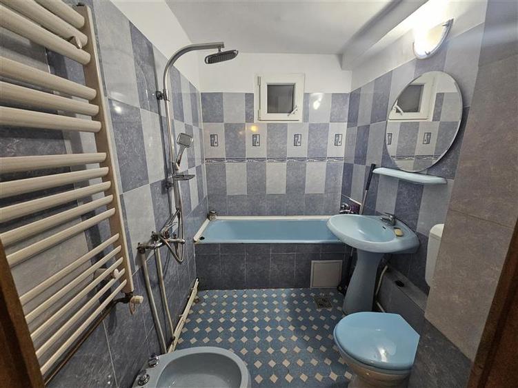 Apartament cu 3 camere decomandat, mobilat în Micro IV