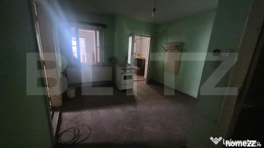 Apartament cu 4 camere semidecomandat în Central