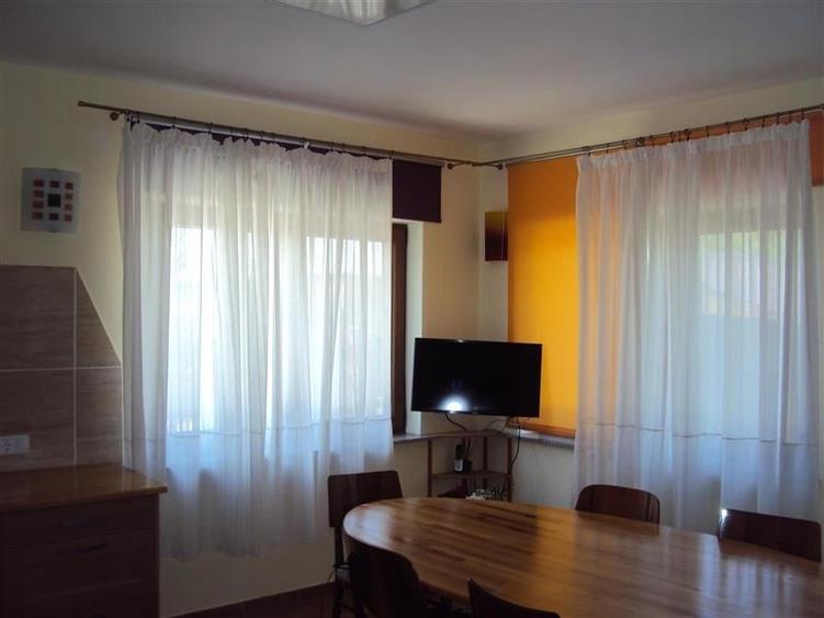 Casă individuală cu 5 camere cu Canalizare în Vest