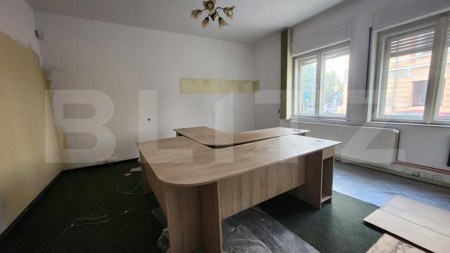 Birou, de 230 mp, în Central