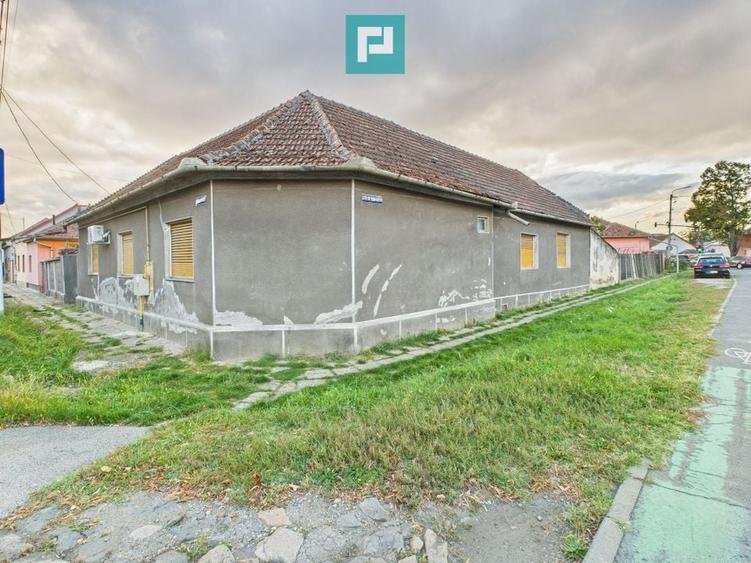 Casă individuală cu 8 camere cu Canalizare în Pârneava