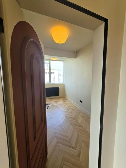Apartament cu 3 camere semidecomandat, mobilat în Calea Victoriei