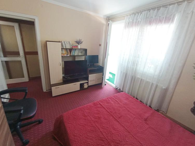 Apartament cu 2 camere semidecomandat, mobilat în Podu Roș