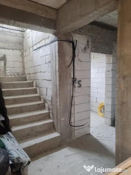 Casă cu 4 camere cu Teren 1380 Mp în Brazi