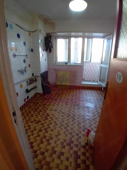 Apartament cu 4 camere decomandat în Libertății