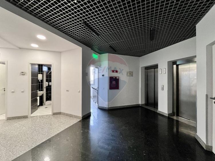 Birou, de 310 mp, în Universitate