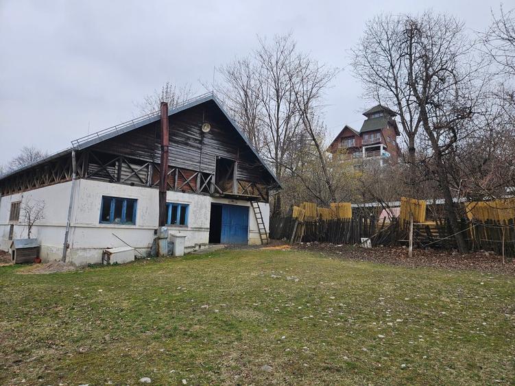 Casă cu 14 camere cu Canalizare în Central