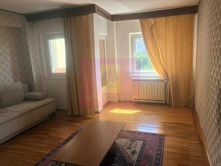 Apartament cu 3 camere decomandat în Drumul Sării