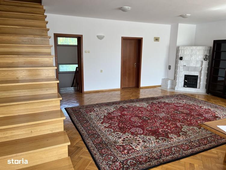 Casă cu 4 camere cu Teren 2530 Mp în Măneciu