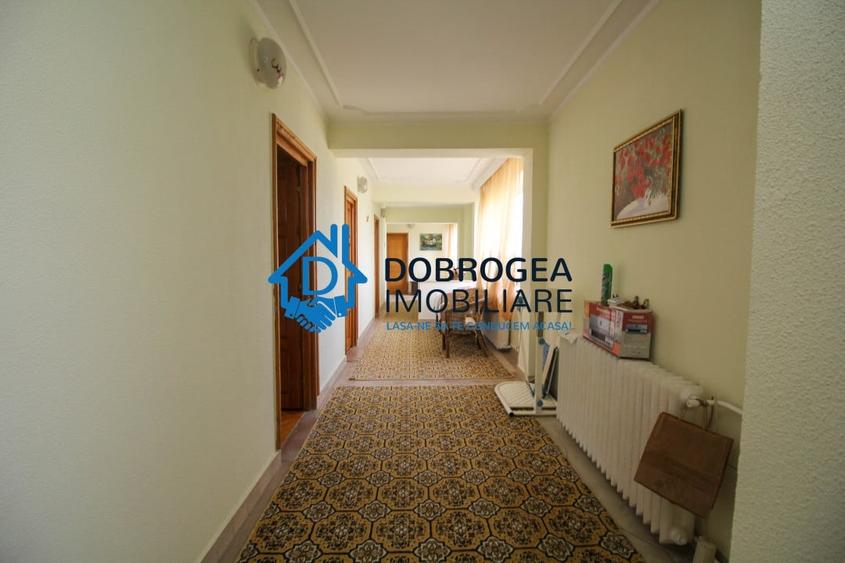 Casă individuală cu 8 camere cu Canalizare în Central
