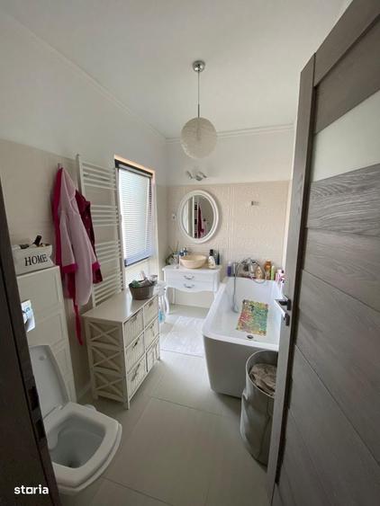 Casă cu 4 camere în Dâmbul Rotund