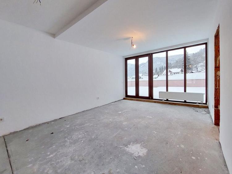 Penthouse cu 4 camere decomandat în Schei