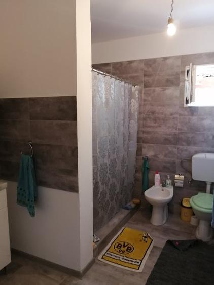 Casă individuală cu 5 camere cu Canalizare în Plopi