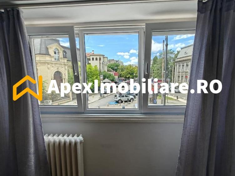 Apartament cu 3 camere semidecomandat în Universitate
