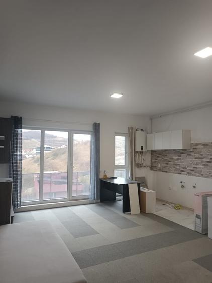 Apartament cu 2 camere semidecomandat, mobilat în Florești