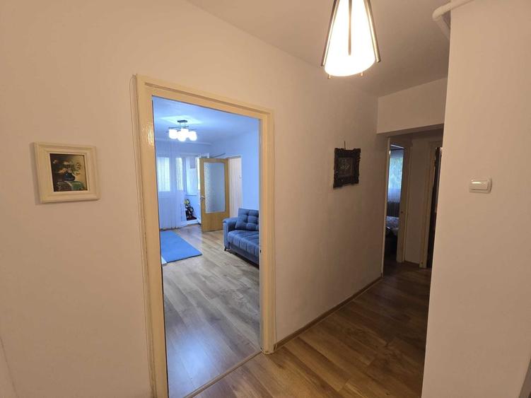 Apartament cu 3 camere semidecomandat în Colentina