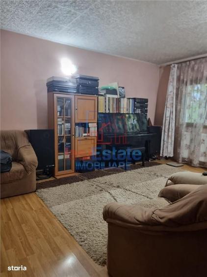 Apartament cu 4 camere decomandat în Nicolina