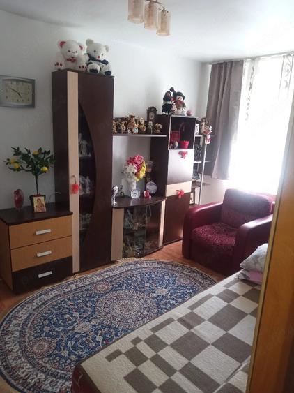 Apartament cu 4 camere semidecomandat în Petros