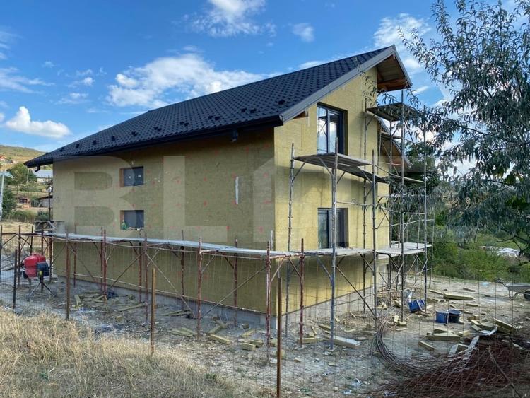 Casă individuală cu 4 camere cu Teren 500 Mp în Bucium