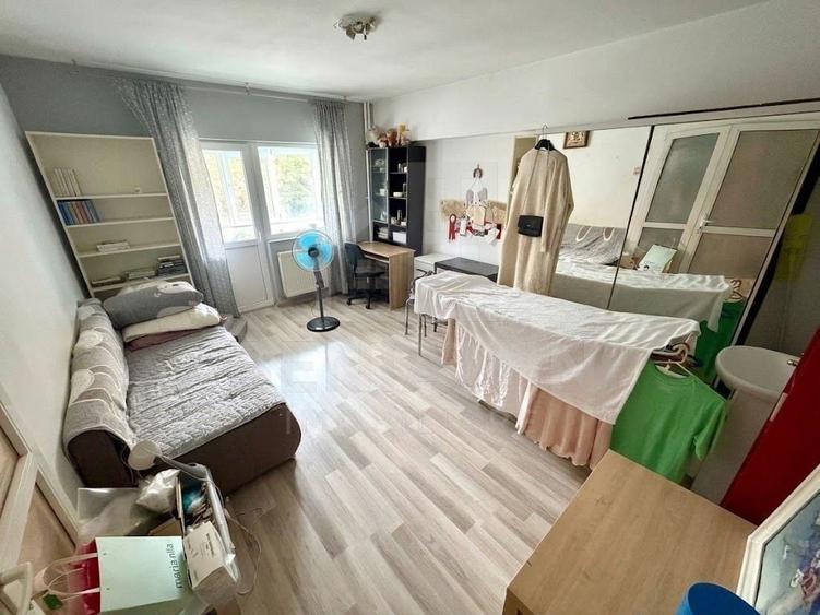 Apartament cu 3 camere decomandat în Calea București