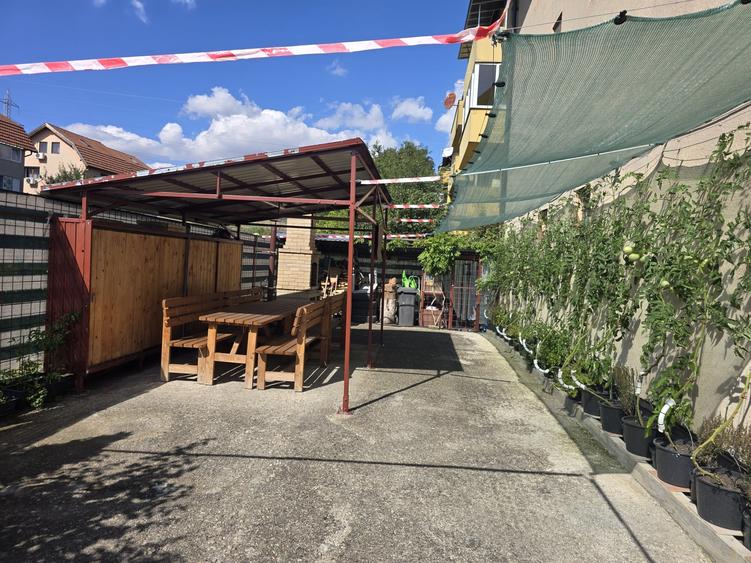 Apartament cu 4 camere semidecomandat în Florești