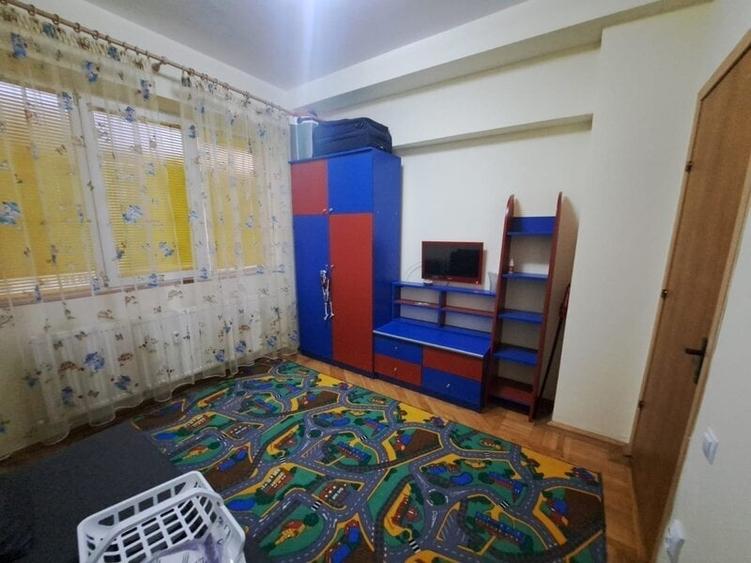 Apartament cu 3 camere semidecomandat în Iancului