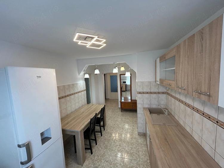 Apartament cu 3 camere decomandat în Tractorul