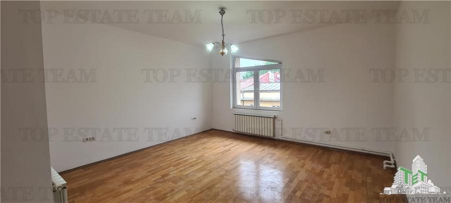 Casă individuală cu 9 camere cu Teren 358 Mp în Domenii