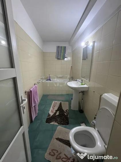 Apartament cu 4 camere decomandat în Titan