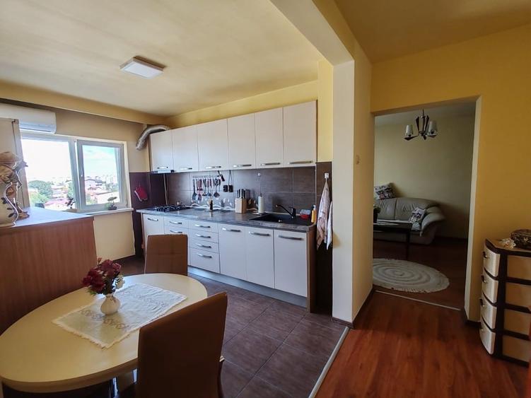 Apartament cu 4 camere semidecomandat, mobilat în Brâncoveanu