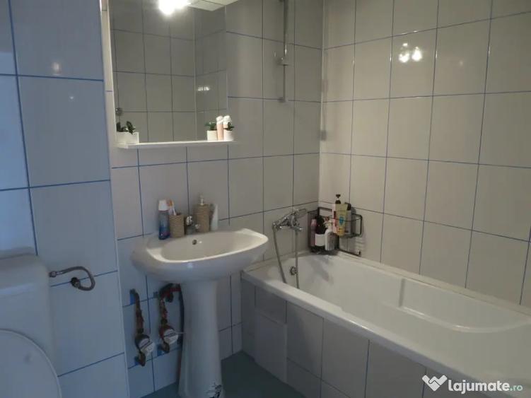 Apartament cu 3 camere semidecomandat în Nord
