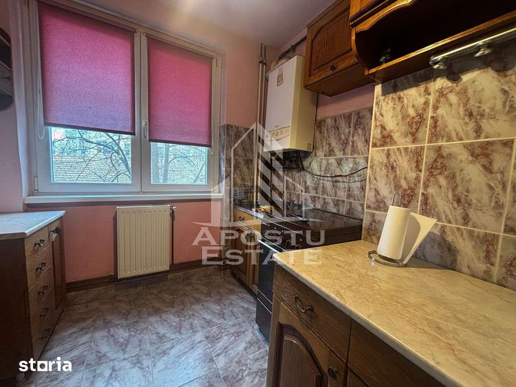 Apartament cu 3 camere semidecomandat, mobilat în Central