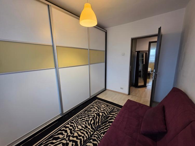 Apartament cu 3 camere semidecomandat, mobilat în Titan