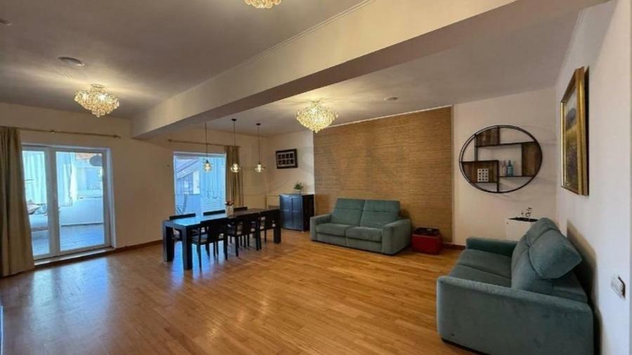Apartament cu 4 camere decomandat, mobilat în Nordului