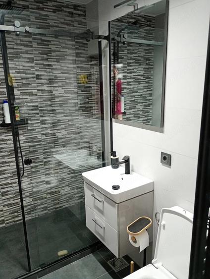 Apartament cu 3 camere semidecomandat în Obor