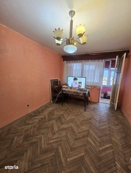 Apartament cu 3 camere decomandat în Calea București
