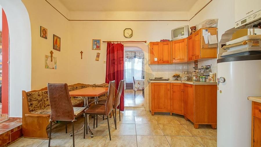 Casă individuală cu 11 camere cu Teren 789 Mp în Florilor
