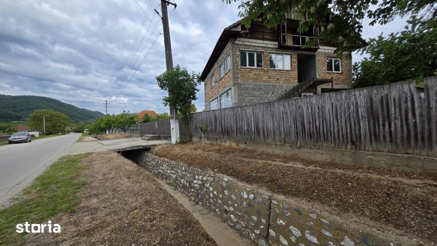 Casă cu 5 camere cu Teren 414 Mp în Frâncești