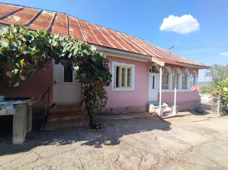 Casă cu 4 camere în Periferie